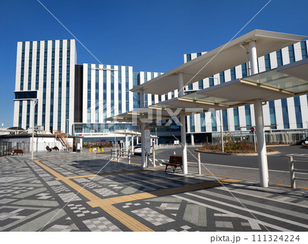 天空橋駅前のロータリーと羽田イノベーションシティ　東京都 111324224