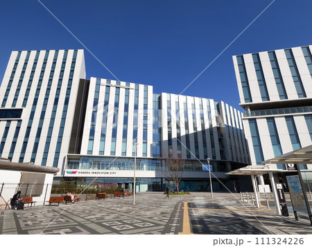 天空橋駅前のロータリーと羽田イノベーションシティ　東京都 111324226