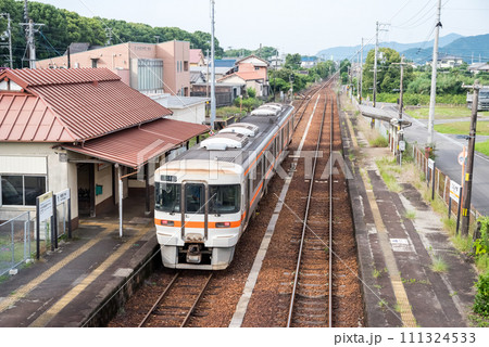 【紀勢本線】神志山駅を出発する普通列車 111324533