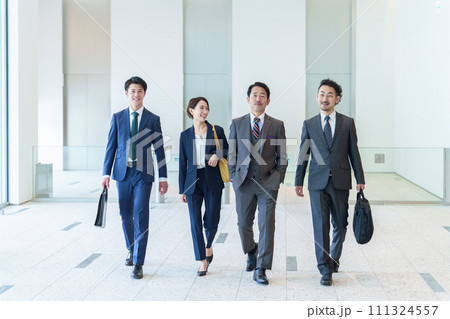 ビジネスパーソン 全身 通勤 ビジネスパーソン 全身 通勤 111324557
