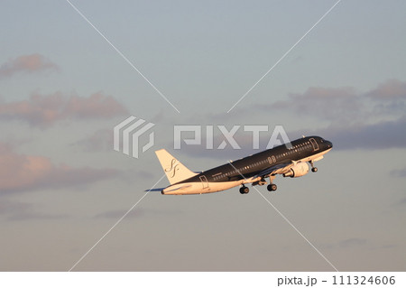 離陸上昇する旅客機 スターフライヤー 九州に飛び立つ旅客機 離陸上昇する旅客機 スターフライヤー 九州に飛び立つ旅客機 111324606