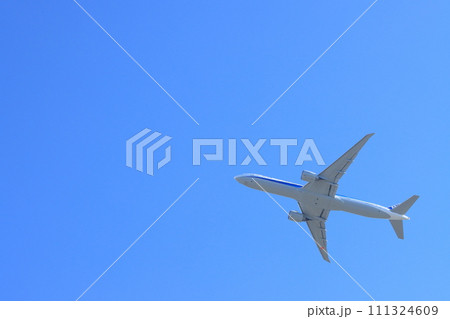 離陸上昇する旅客機　 111324609