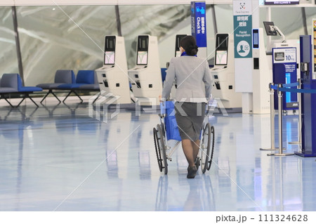 スペシャルアシスタンス 車いすのサポートサービス 羽田空港第2ターミナル 国際線出発ロビー スペシャルアシスタンス 車いすのサポートサービス 羽田空港第2ターミナル 国際線出発ロビー 111324628