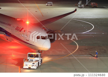 夜の羽田空港　夜間飛行に向かう旅客機 111324680