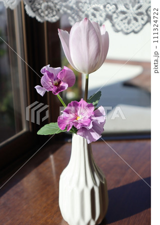 花瓶に入れた庭のチューリップとパンジー 111324722