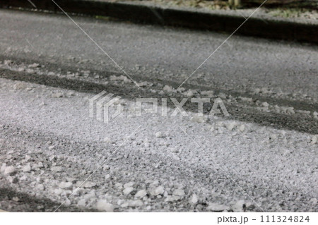 積雪した道路　イメージ 111324824