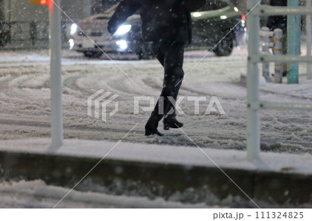 積雪した道路 イメージ 積雪した道路 イメージ 111324825