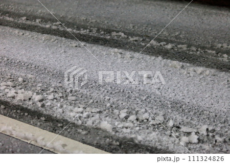 積雪した道路　イメージ 111324826