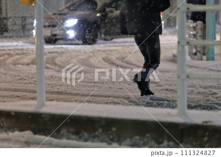積雪した道路 イメージ 積雪した道路 イメージ 111324827