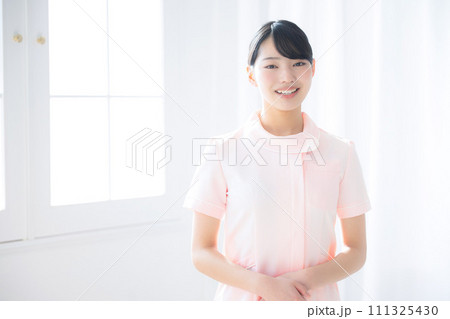 白衣を着た女性 看護師のイメージ バストアップ 白衣を着た女性 看護師のイメージ バストアップ 111325430