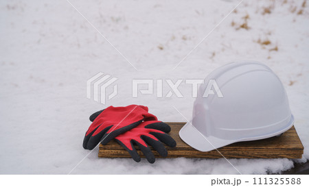 積雪の背景とヘルメットと手袋 111325588
