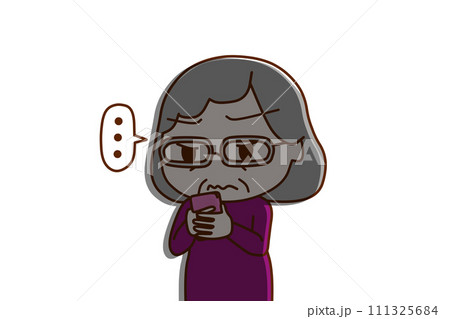 （上半身斜め）スマホを持って画面を見ながら無言になって真顔で影ができる高齢の女性 111325684