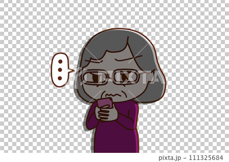 （上半身斜め）スマホを持って画面を見ながら無言になって真顔で影ができる高齢の女性 111325684