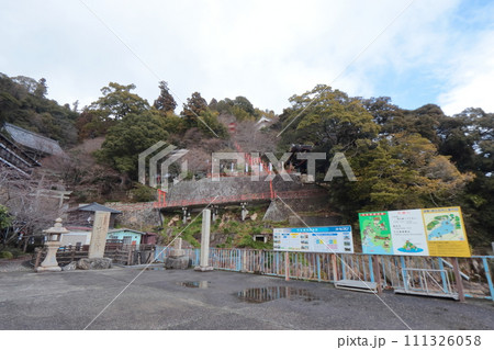 竹生島桟橋から眺める宝厳寺、唐門方面の景色 111326058