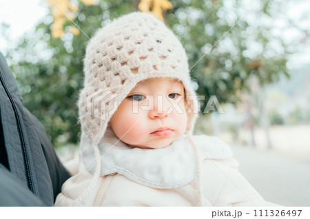 笑顔で見つめる赤ちゃん 笑顔で見つめる赤ちゃん 111326497