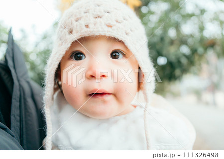 笑顔で見つめる赤ちゃん 笑顔で見つめる赤ちゃん 111326498