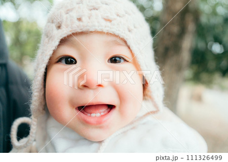 笑顔で見つめる赤ちゃん 笑顔で見つめる赤ちゃん 111326499