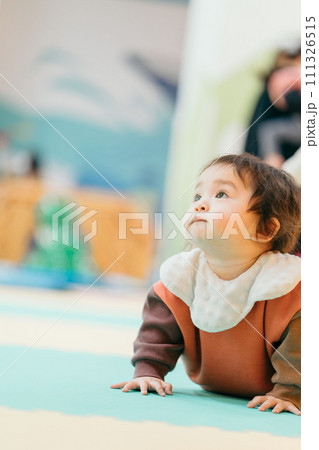 笑顔で見つめる赤ちゃん 笑顔で見つめる赤ちゃん 111326515