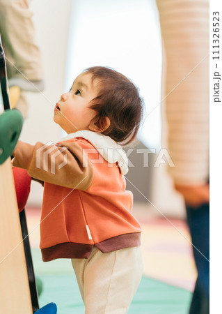 笑顔で見つめる赤ちゃん 笑顔で見つめる赤ちゃん 111326523