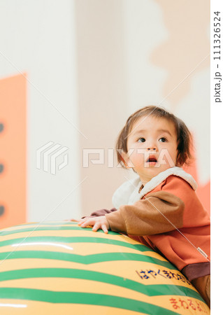 笑顔で見つめる赤ちゃん 111326524