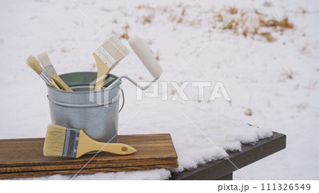 積雪風景と塗装道具｜冬のリフォーム・塗装業者・DIY イメージ 111326549