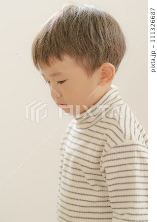 イヤイヤ期の子供、泣いている男の子 イヤイヤ期の子供、泣いている男の子 111326687