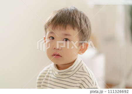 イヤイヤ期の子供、泣いている男の子 111326692