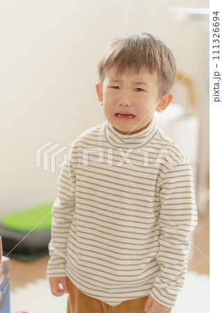 イヤイヤ期の子供、泣いている男の子 111326694