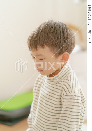イヤイヤ期の子供、泣いている男の子 111326695