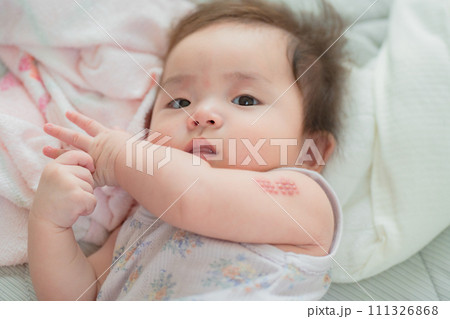 笑顔の赤ちゃん、こちらを見つめる赤ちゃん 111326868