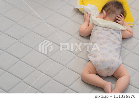 笑顔の赤ちゃん、こちらを見つめる赤ちゃん 笑顔の赤ちゃん、こちらを見つめる赤ちゃん 111326870