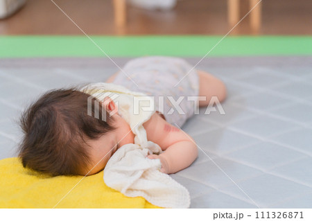 笑顔の赤ちゃん、こちらを見つめる赤ちゃん 111326871