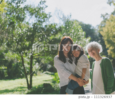 女性三世代家族 女性三世代家族 111326937