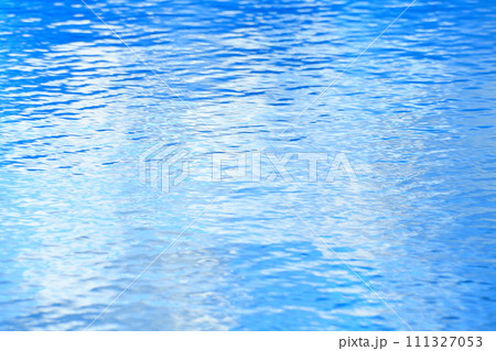 冬空の水辺の反射　きらめく鏡写り反射　 111327053