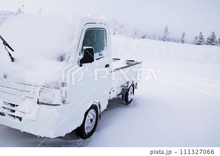 大雪後の駐車場と停車中の軽トラック 大雪後の駐車場と停車中の軽トラック 111327066