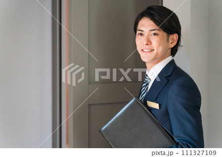 営業マン・コンシェルジュ・ホテルマン・不動産・セールス・ビジネスマン・住宅展示場・内覧会の若い男性 111327109