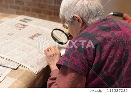 新聞を読むシニア 新聞を読むシニア 111327286
