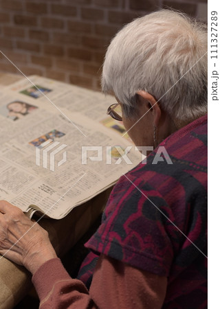 新聞を読むシニア 111327289