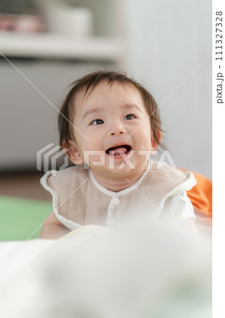 笑顔の赤ちゃん 笑顔の赤ちゃん 111327328
