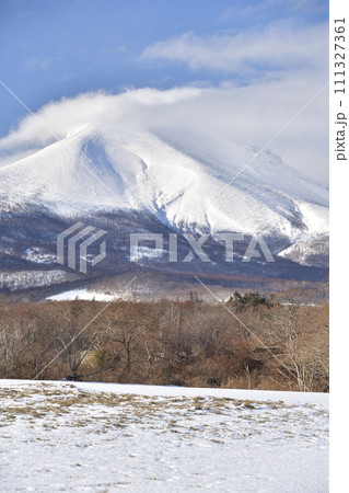 冬の北海道森町で雪景色の砂原岳の風景を撮影 111327361