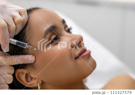 Woman having beauty injections in a beauty salon 111327579