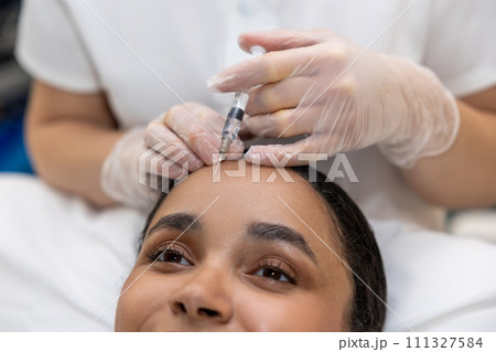 Young woman having a session of hair plasmotherapy Young woman having a session of hair plasmotherapy 111327584