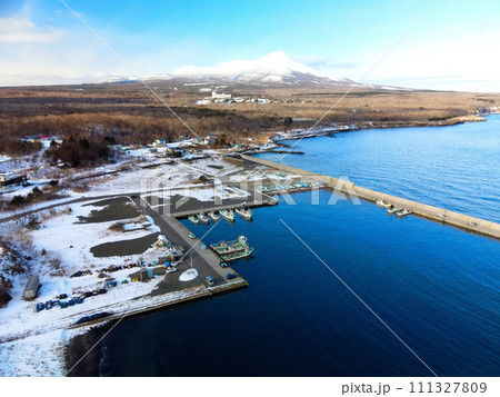 冬の北海道鹿部町で出来間漁港と雪景色の砂原岳の風景を撮影 111327809