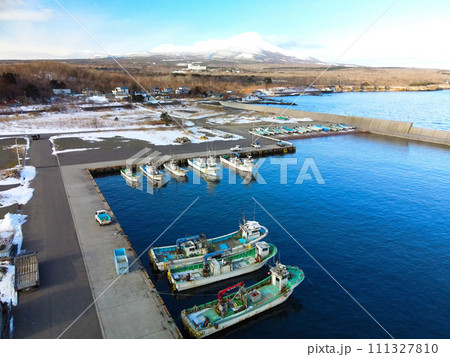 冬の北海道鹿部町で出来間漁港と雪景色の砂原岳の風景を撮影 111327810