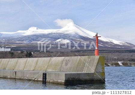 冬の北海道鹿部町で出来間漁港と雪景色の砂原岳の風景を撮影 111327812