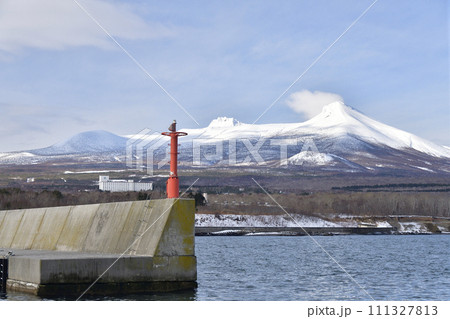 冬の北海道鹿部町で出来間漁港と雪景色の砂原岳の風景を撮影 冬の北海道鹿部町で出来間漁港と雪景色の砂原岳の風景を撮影 111327813