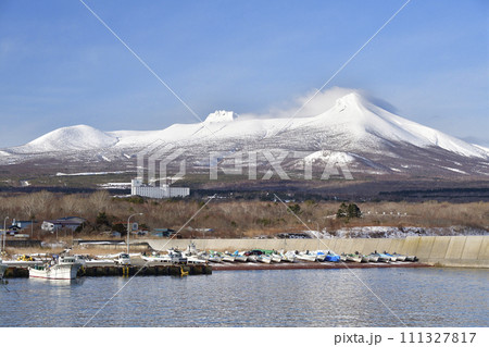 冬の北海道鹿部町で出来間漁港と雪景色の砂原岳の風景を撮影 冬の北海道鹿部町で出来間漁港と雪景色の砂原岳の風景を撮影 111327817