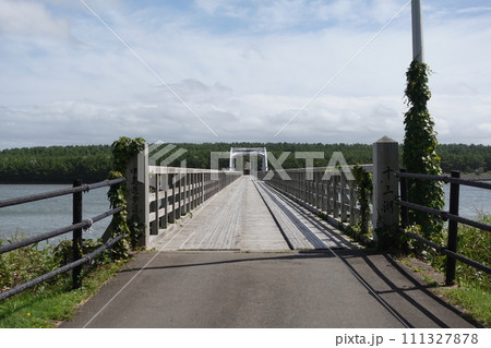 津軽　岩木川の受け皿　十三湖大橋 111327878