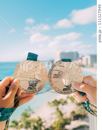 完走メダルを持つランナー 完走メダルを持つランナー 111327949