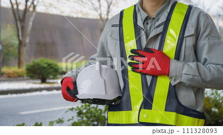 作業服の男性と積雪風景｜冬の工事現場イメージ 111328093